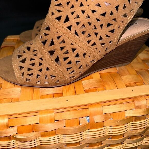 Torrid Tan Faux Suede Laser Cut Wedge Shootie (11 WW)new - Picture 2 of 7